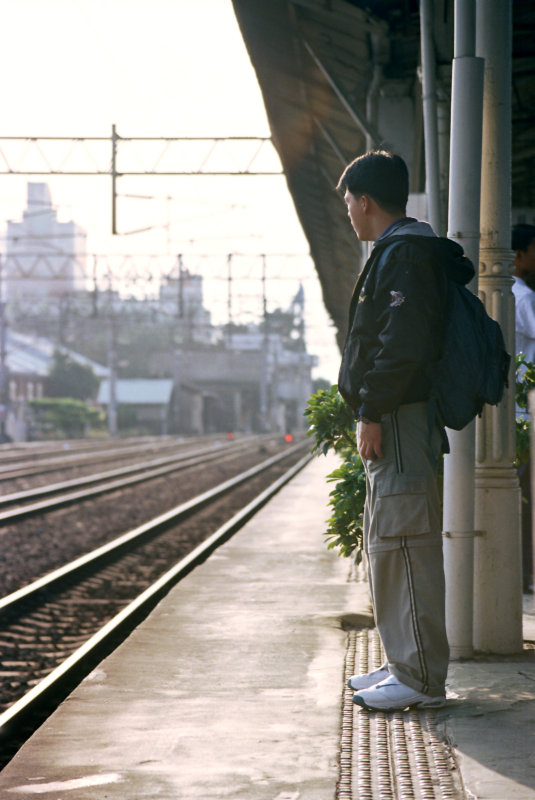 台灣鐵路旅遊攝影台中火車站月台旅客2002年之前攝影照片47